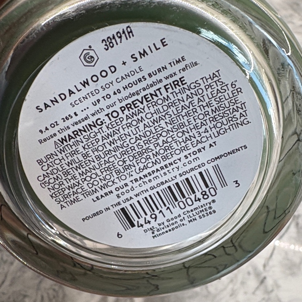 Good Chemistry Green sandalwood + Smile Scented Candle - Picture 4 of 4